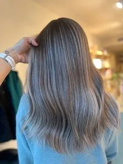 Ash blond balayage, achteraanzicht
